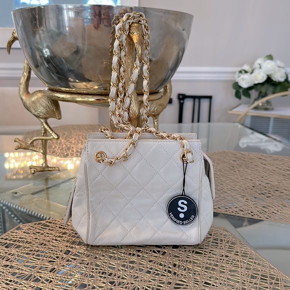 Authentic Chanel calfskin bag very good condition comes with authenticity card - Picture 3 of 9